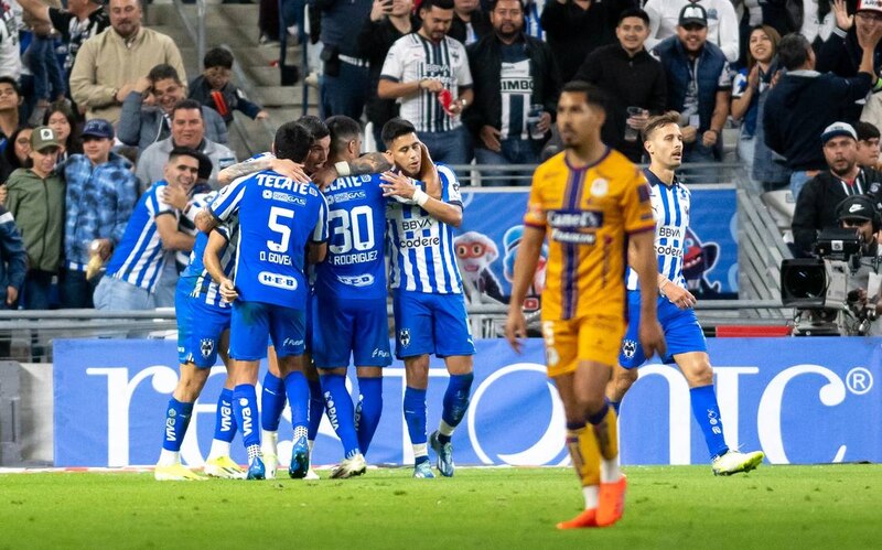 Jugadores de fútbol celebrando un gol