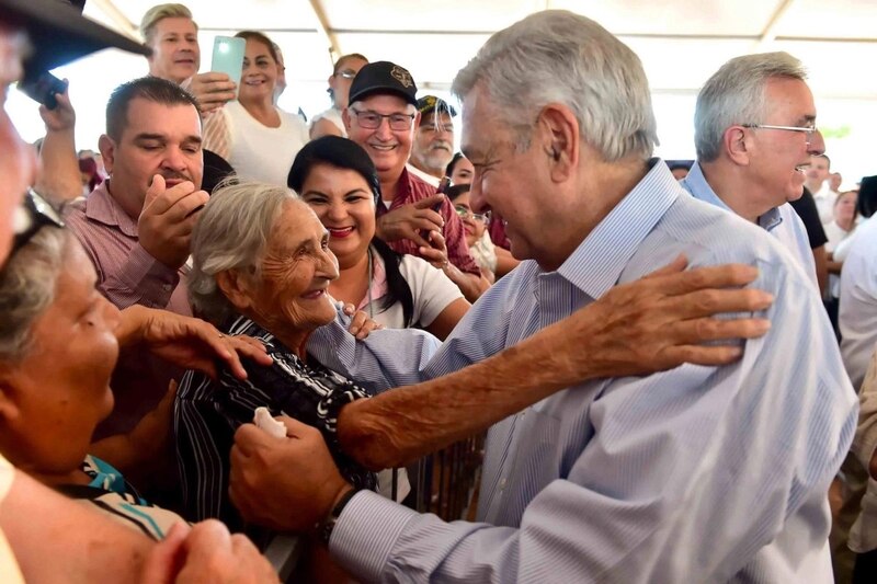 El presidente saluda a una anciana