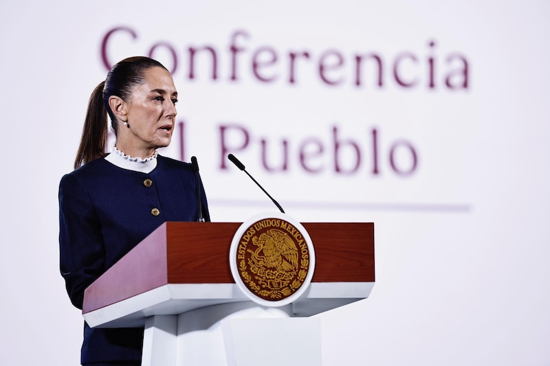 La presidenta de México, Claudia Sheinbaum, habla durante su rueda de prensa matutina en Palacio Nacional este martes, en Ciudad de México (México). Sheinbaum aseguró que su gobierno ya está preparándose para recibir a miles de mexicanos que viven en Estados Unidos en caso de que el próximo presidente de aquel país, Donald Trump, concrete su intención de realizar una deportación masiva como ha prometido.