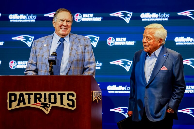 Bill Belichick y Robert Kraft en una conferencia de prensa