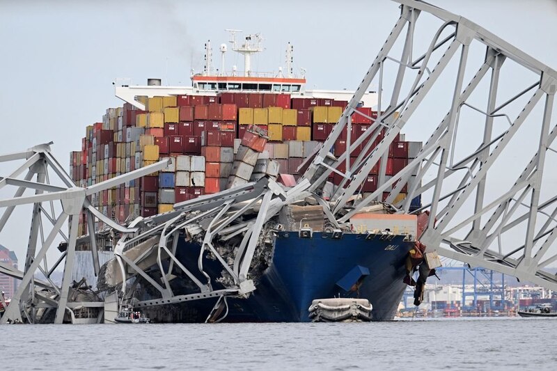 Un barco carguero choca contra un puente