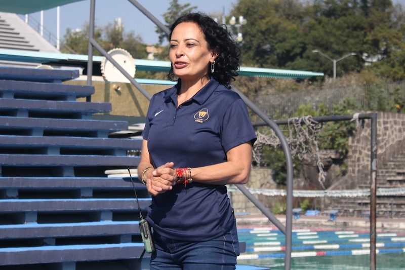 La entrenadora de natación, María Teresa Ramírez, da instrucciones a sus alumnos.