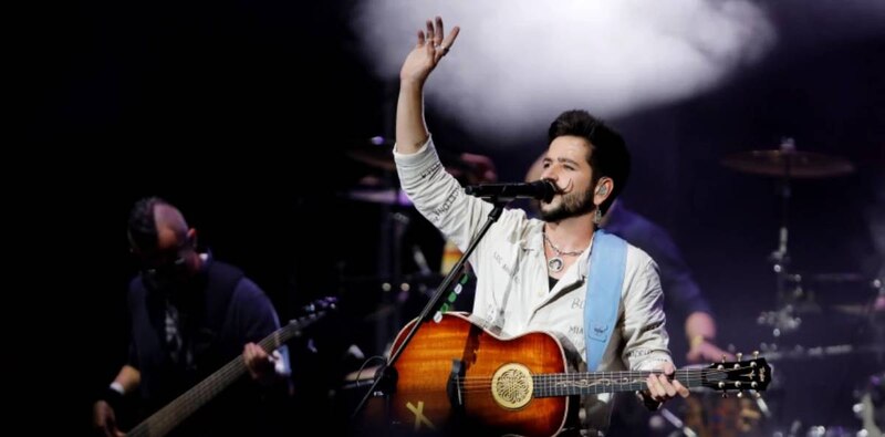 Maluma cantando en concierto
