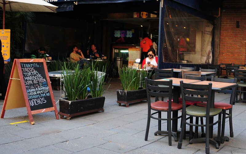 Restaurante mexicano con mesas al aire libre
