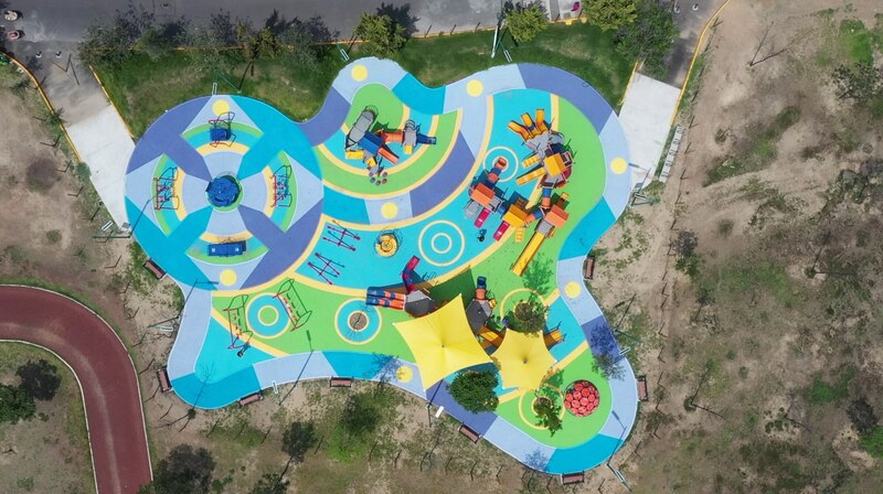 Parque infantil con suelo de colores