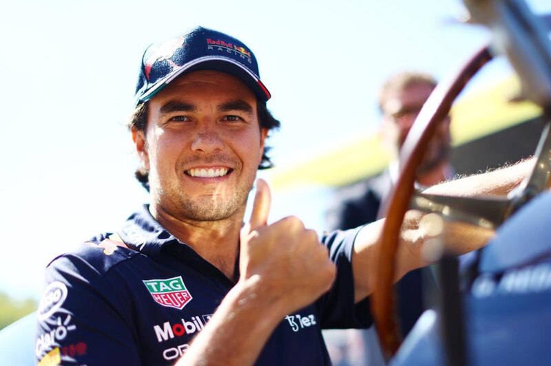 El piloto de Red Bull, Sergio Pérez, celebra su victoria en el Gran Premio de Mónaco.