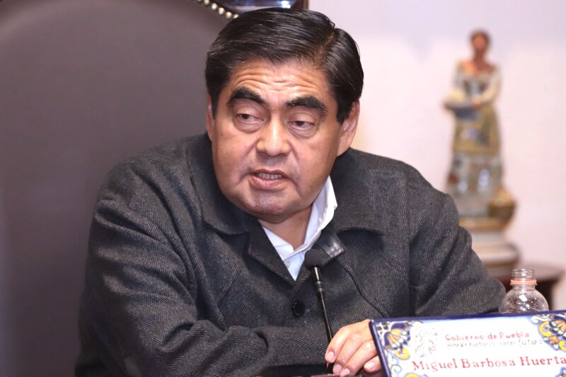 El gobernador de Puebla, Miguel Barbosa Huerta, durante una conferencia de prensa.