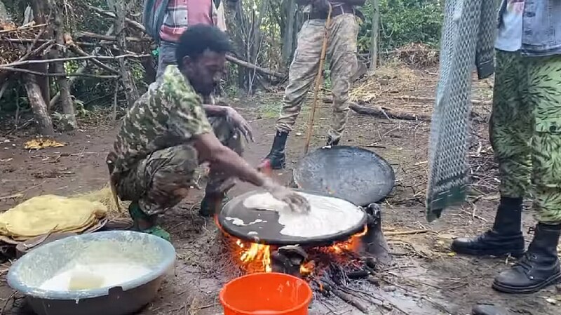 Hombre cocinando injera, un pan plano etíope