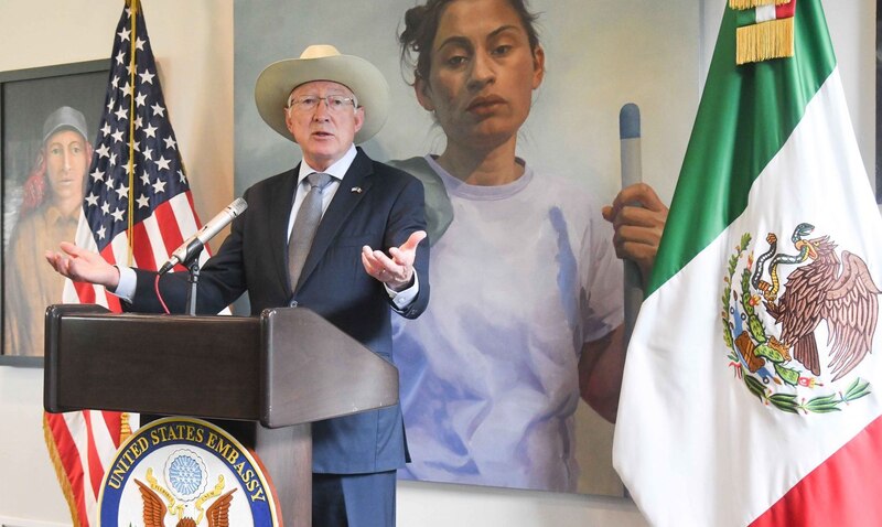 El embajador de Estados Unidos en México, Ken Salazar, pronuncia un discurso ante una pintura de la artista mexicana Frida Kahlo.