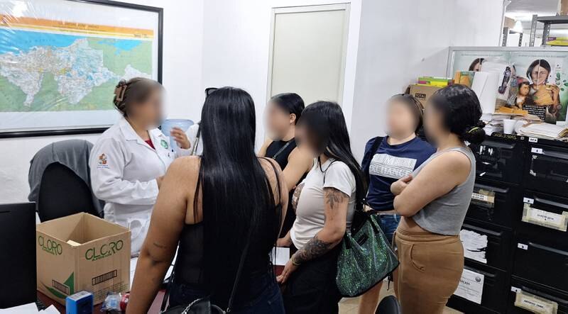 Mujeres reciben orientación sobre planificación familiar en una clínica de salud.