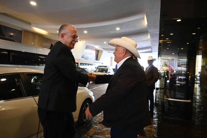 El presidente de la CNOG, Homero García de la Llata saluda al secretario de Agricultura, Julio Berdegue