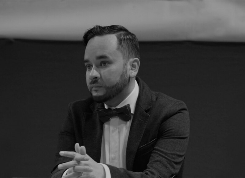 Retrato en blanco y negro de un hombre con barba y pajarita