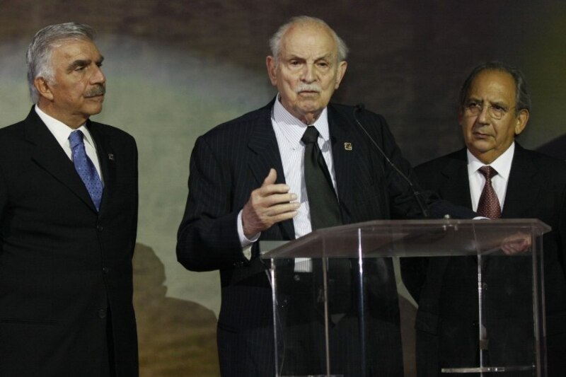 Políticos dando un discurso