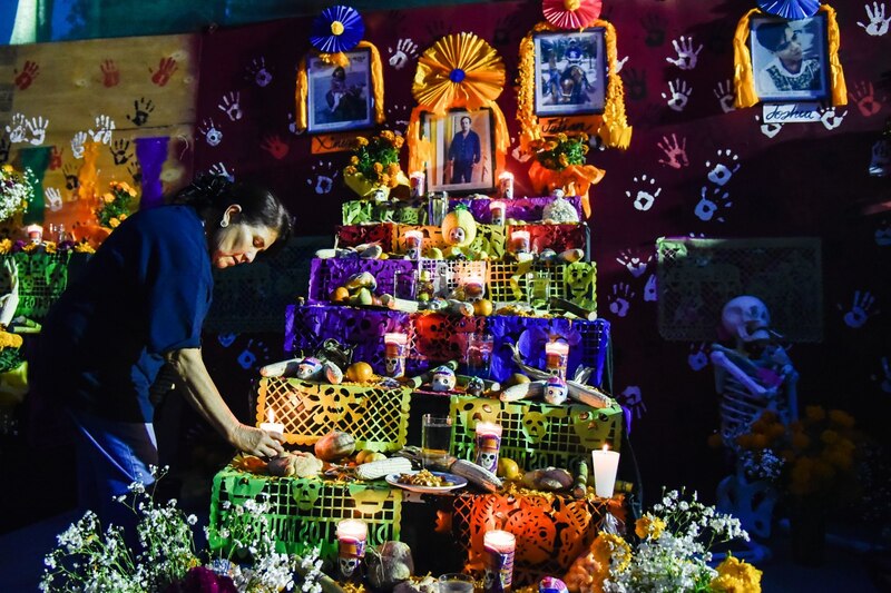 Vecinos y familiares de las víctimas del multifamiliar de Tlalpan, colocaron una ofrenda para recordarlos en una velada como parte de la tradición del Día de Muertos.