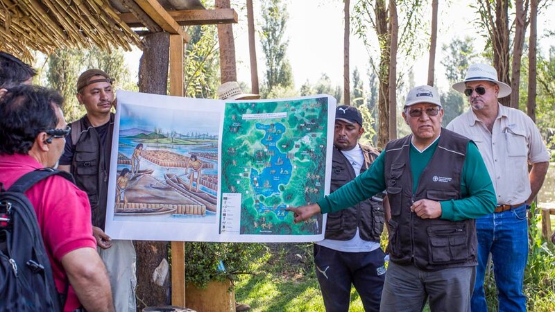 Los visitantes observan un mapa de la Reserva Nacional de Paracas