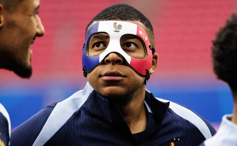 Jugador de fútbol americano con máscara