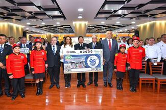 Develan billete de Lotería para celebrar el 98 aniversario del AICM