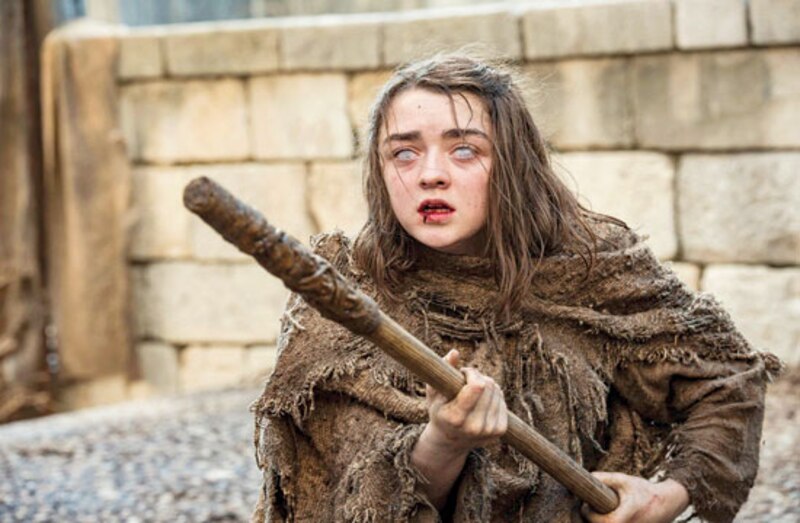 Arya Stark empuñando un bastón