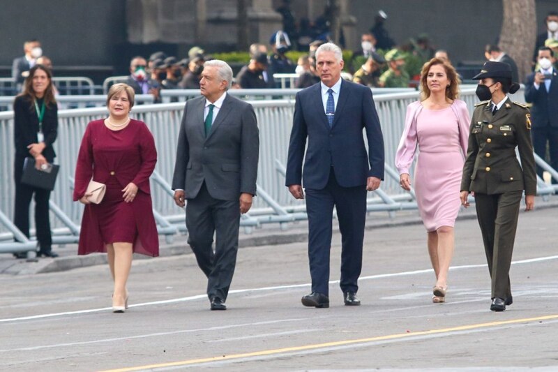 El presidente Andrés Manuel López Obrador encabeza el desfile cívico-militar del 16 de septiembre en la Ciudad de México.