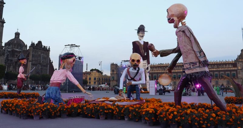 Catrinas gigantes en el Zócalo de la Ciudad de México