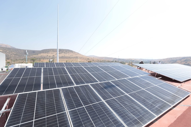 Paneles solares en el techo de un edificio