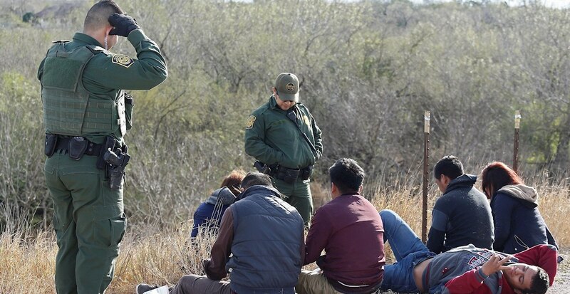 Inmigrantes detenidos en la frontera entre Estados Unidos y México