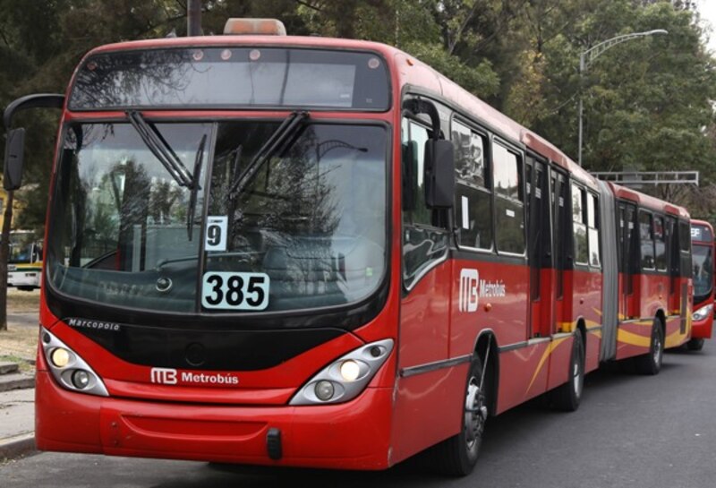 Autobús articulado de Metrobús en la Ciudad de México