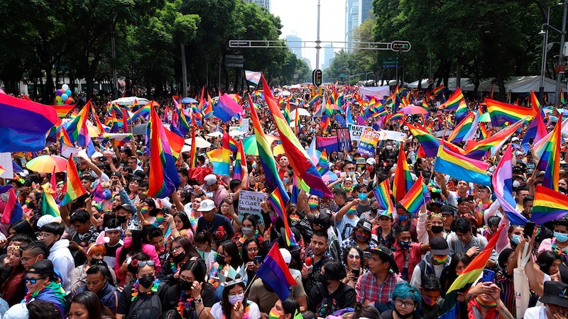 Multitudinaria marcha del orgullo gay en la Ciudad de México