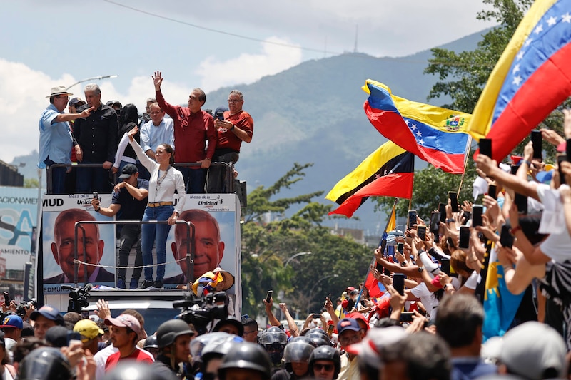 Posible título: Lilian Tintori, esposa del líder opositor venezolano Leopoldo López, saluda a sus seguidores durante una manifestación en Caracas