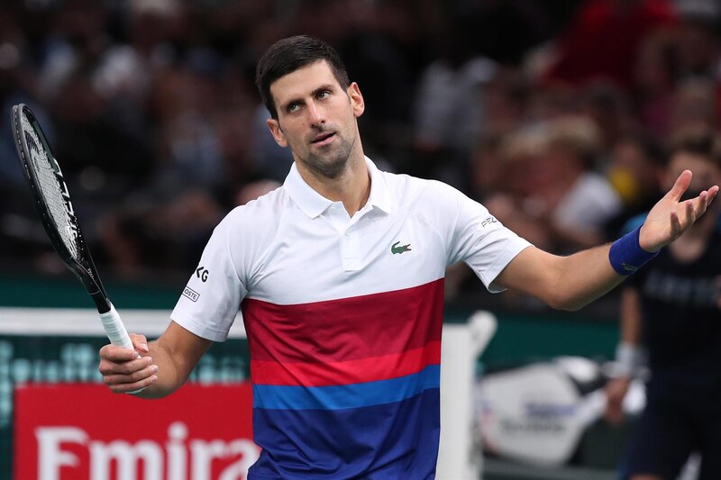 Novak Djokovic celebra su victoria en el torneo de tenis de Wimbledon.
