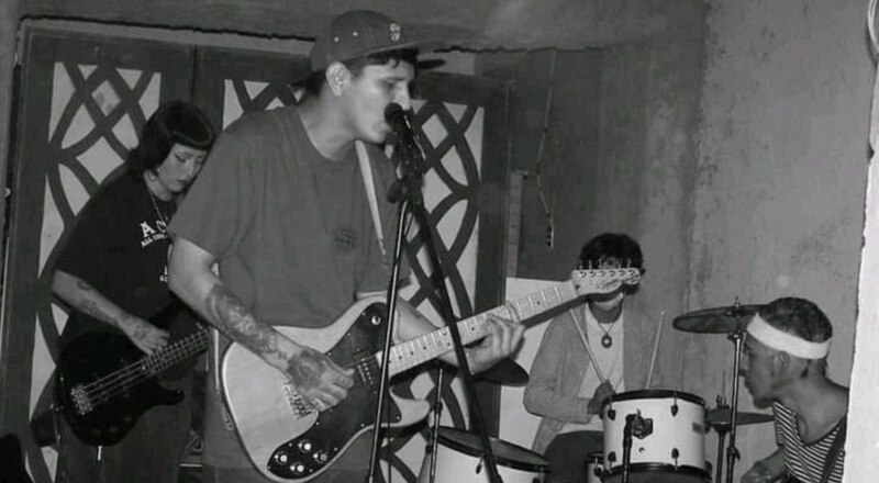 Banda de rock tocando en vivo
