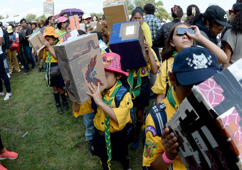 Niños exploradores con cajas en la cabeza