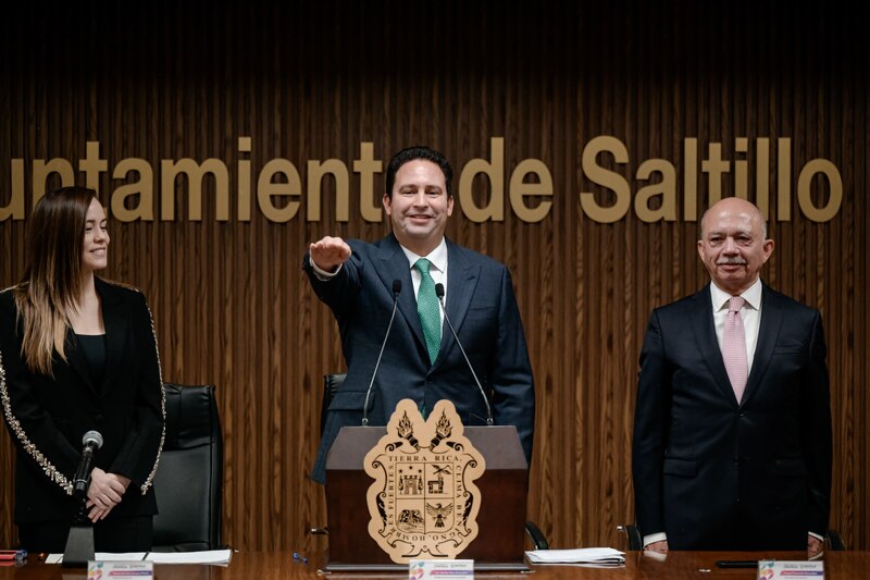 Javier Díaz González rinde protesta como alcalde de Saltillo, acompañado de su familia y autoridades locales.