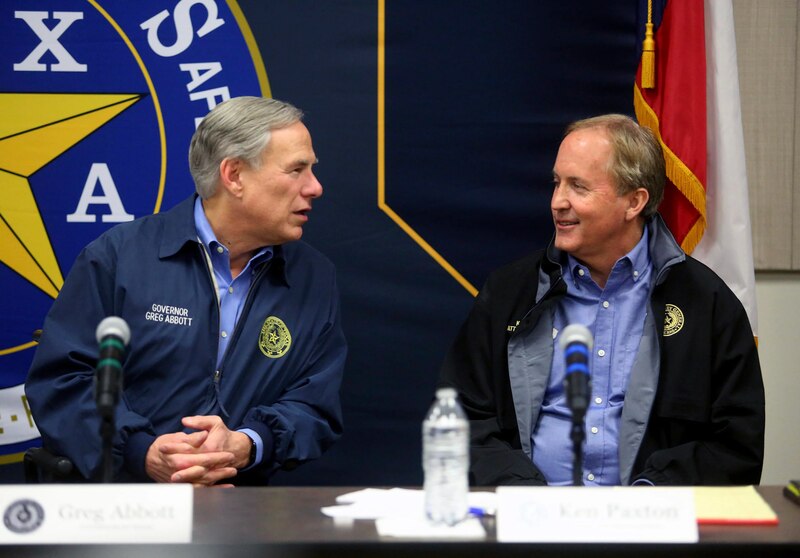 El gobernador Greg Abbott y el fiscal general Ken Paxton hablan en una conferencia de prensa.