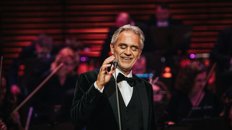 Andrea Bocelli, tenor italiano, cantando en un concierto.