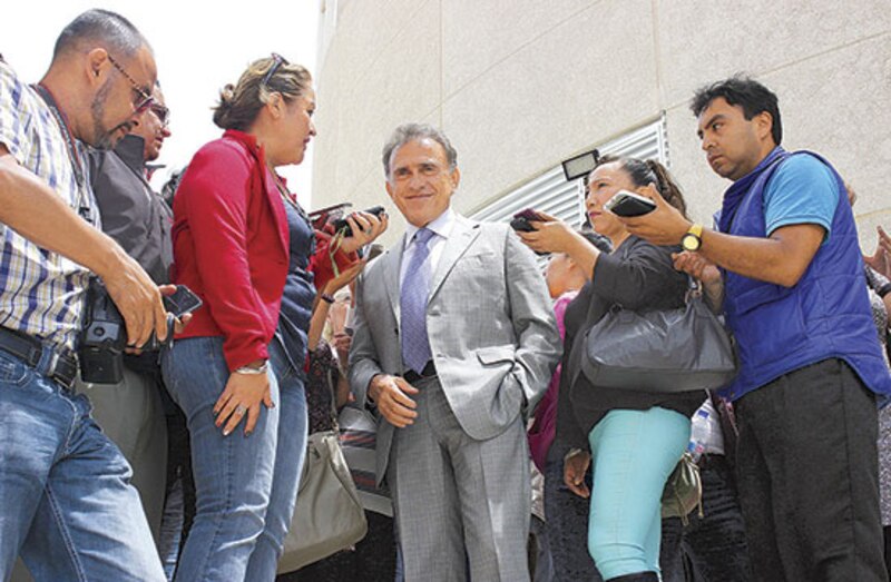 El presidente electo de Ecuador, Guillermo Lasso, habla con la prensa.
