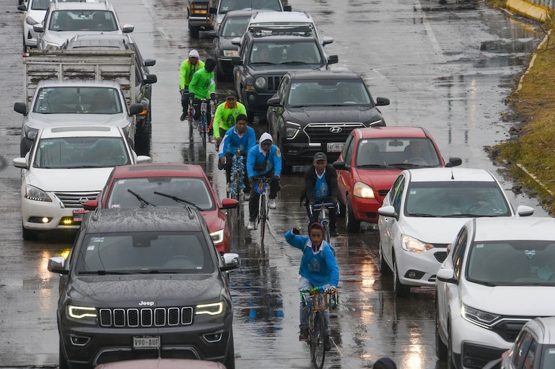 Ciclistas que participan en la Peregrinación al Tepeyac tuvieron que sortear el caos vehicular que se vivió por varias horas en Paseo Tollocan a causa de un bloque de transportistas del estado de Hidalgo.