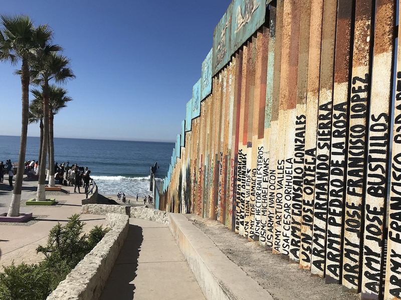 Monumento en la frontera entre Estados Unidos y México