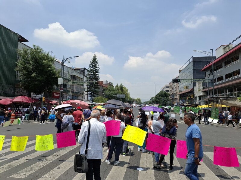 Posible título: Protesta en el Centro Histórico de la Ciudad de México contra las plazas comerciales coreanas ilegales.