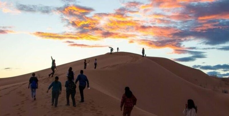 Caminando por las dunas de arena del desierto del Sahara