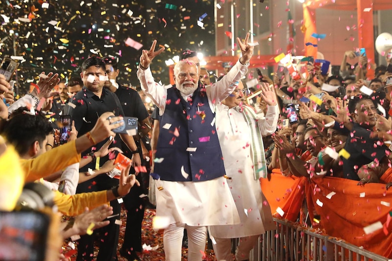 El primer ministro indio Narendra Modi saluda a la multitud en un mitin político.