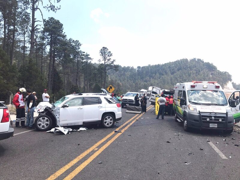 Accidente de coche en carretera de montaña