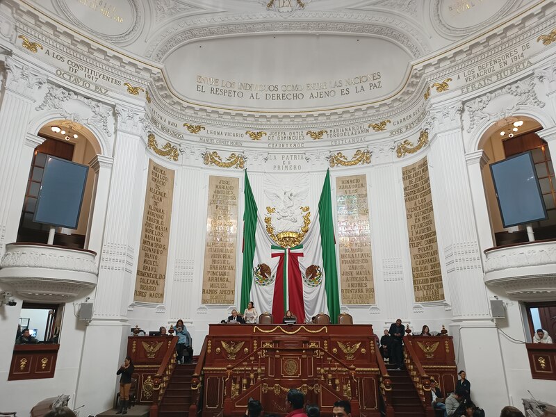 Title: Sesión solemne en el Congreso de la Unión