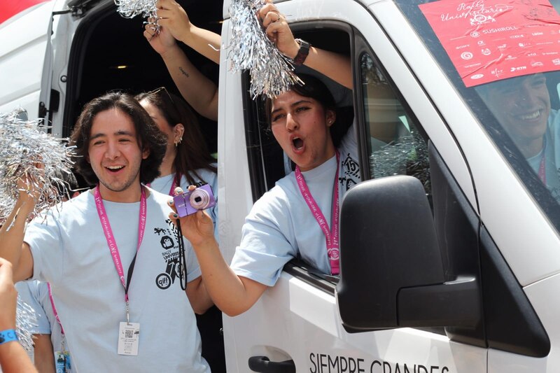 Estudiantes universitarios celebran en un desfile