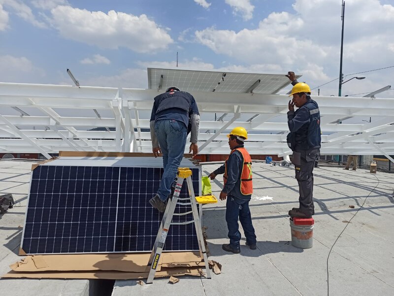 Instalación de paneles solares en una azotea