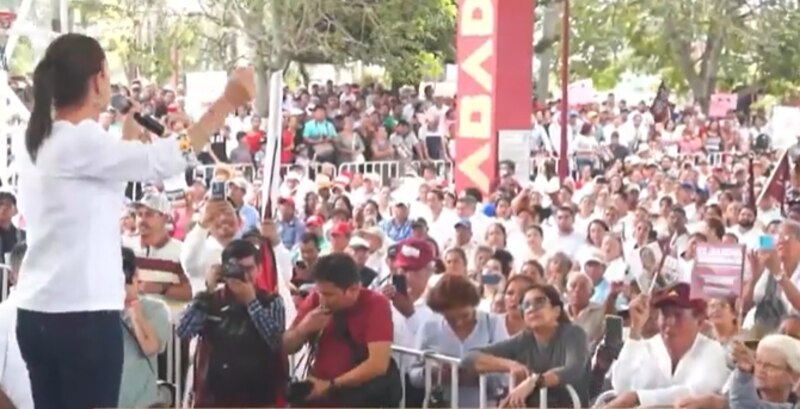 Discurso de la candidata presidencial ante una multitud
