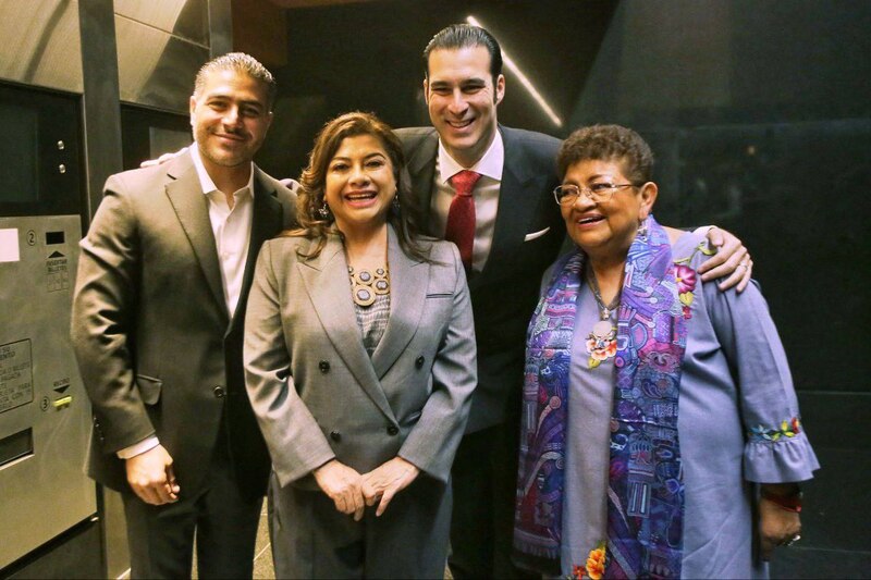 Políticos sonríen para la foto