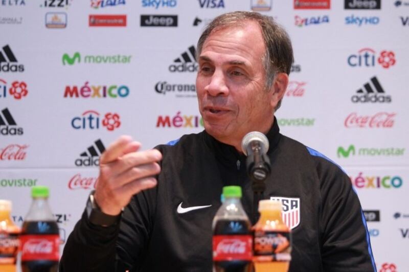 El entrenador de fútbol Bruce Arena en una conferencia de prensa