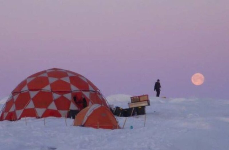 La luna se eleva sobre la base Concordia en la Antártida