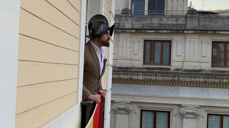 Un hombre con un traje y un casco mirando por la ventana